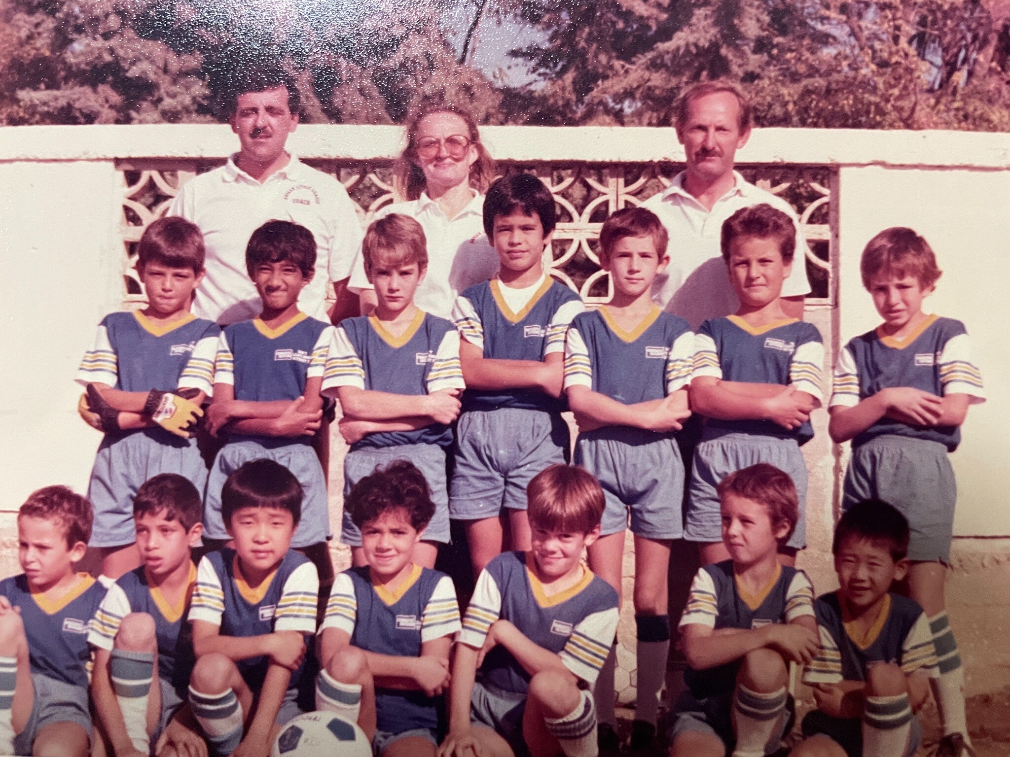 少年時代のサッカーチーム。手前の列、左から3番目がmochan